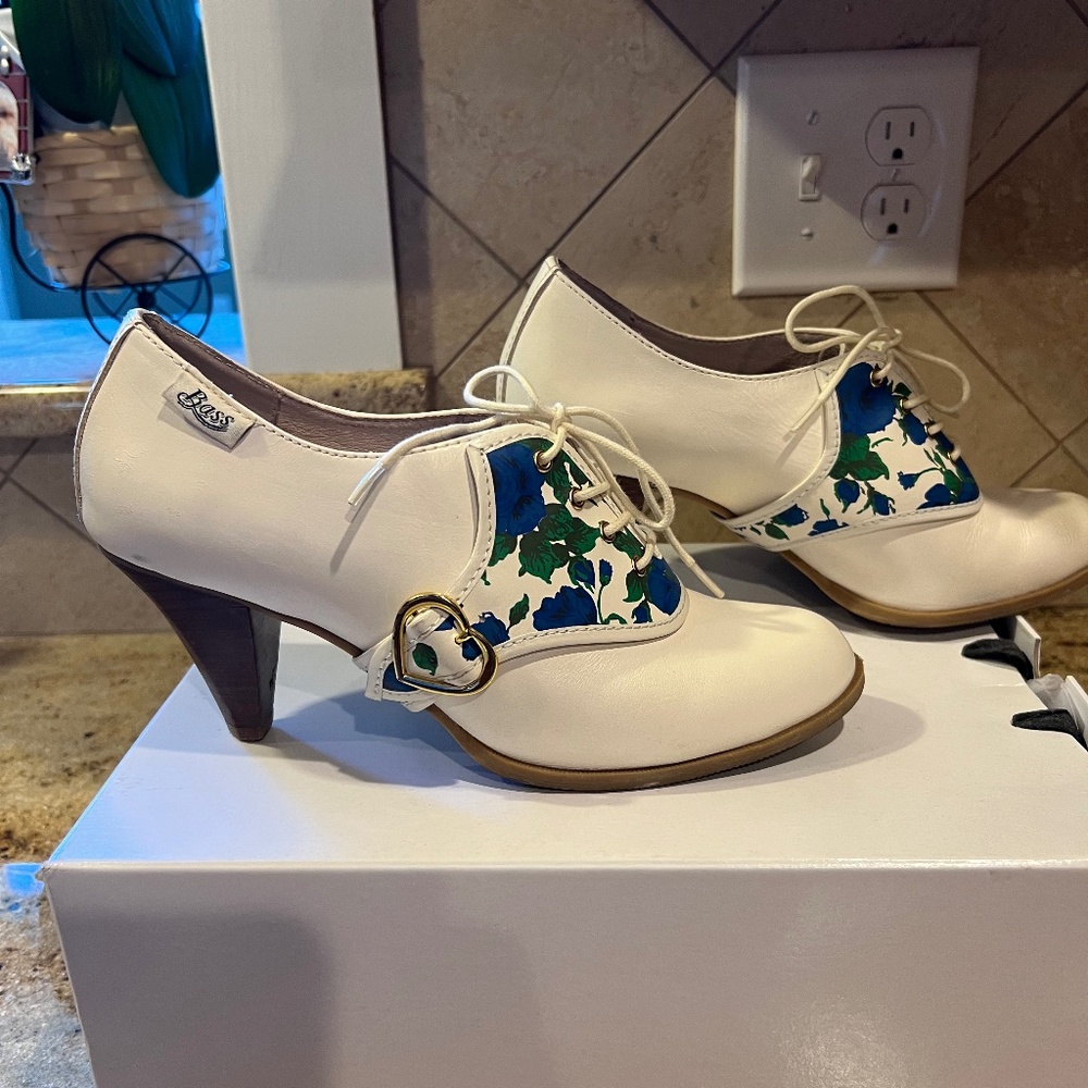 Blue Flower and Tan Size 8 Shoes